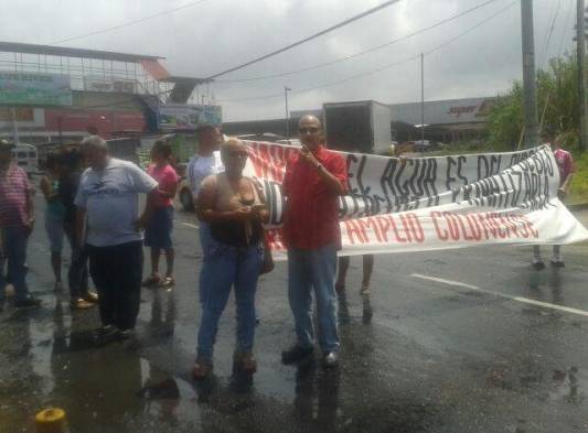 El Frente Amplio Colonense protesta en la vía Transístmica.