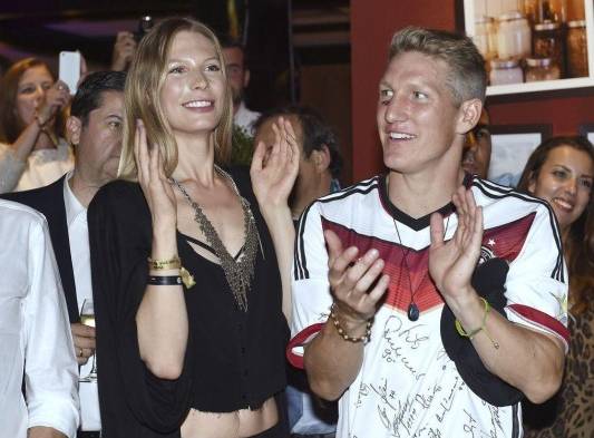 Schweinsteiger celebra con su novia Sarah Brandner.