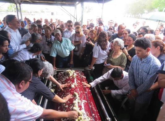 En Cementerio Las Acacias fue sepultado el periodista.