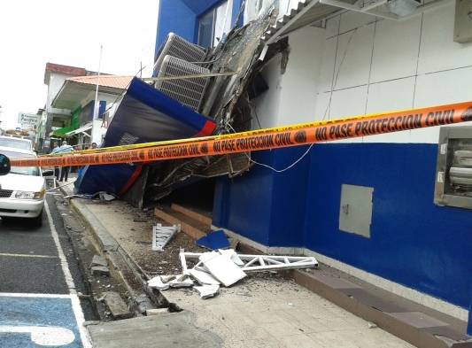 Marquesina del Banco Nacional de Panamá cae por deterioro en Colón.