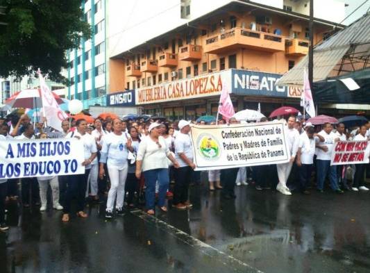 Padres de familia protestan durante la marcha en contra del proyecto de salud sexual.