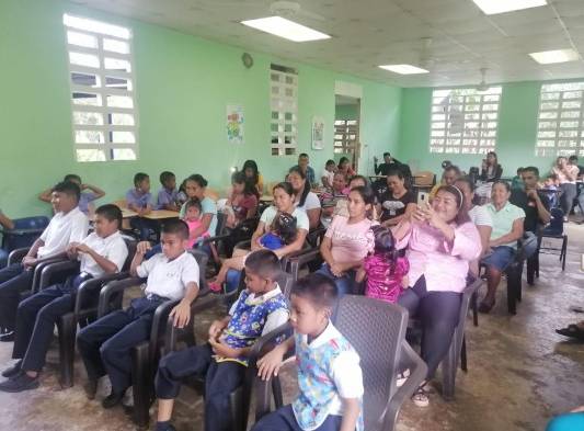 Celebran Navidad y Día de las Madres en escuela de Trinidad Arriba