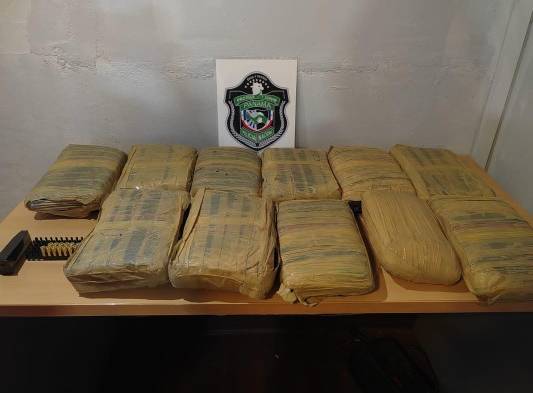 Caen tres por esconder droga debajo del piso de una vivienda 