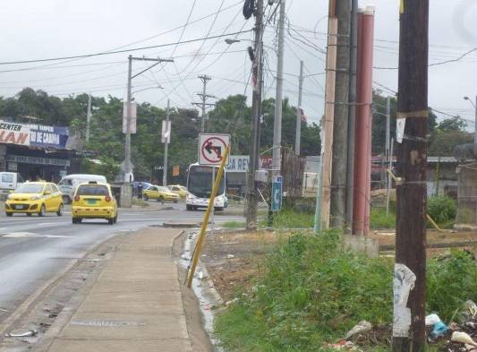 Los desperdicios que los transeúntes avientan, obstruyen las cunetas.