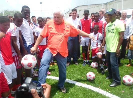 El proyecto Corredor Colón incluye canchas de fútbol y juegos infantiles.