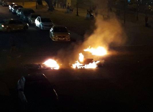 Colón amanece con incendio, cierre de calles, protestas y vandalismo