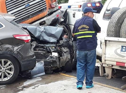 El conductor del vehículo tipo mula fue aprehendido en el lugar y puesto a disposición del Ministerio Público (MP), esa misma noche..