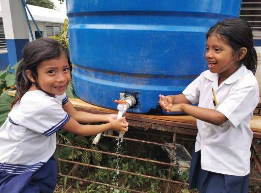 Meduca distribuirá gel alcoholado en las escuelas sin suministro de agua 