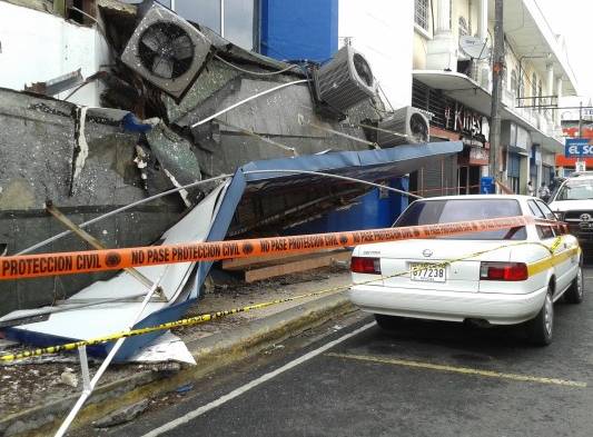 Marquesina del Banco Nacional de Panamá cae por deterioro en Colón.