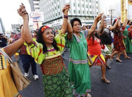 Grupos originarios celebran día.