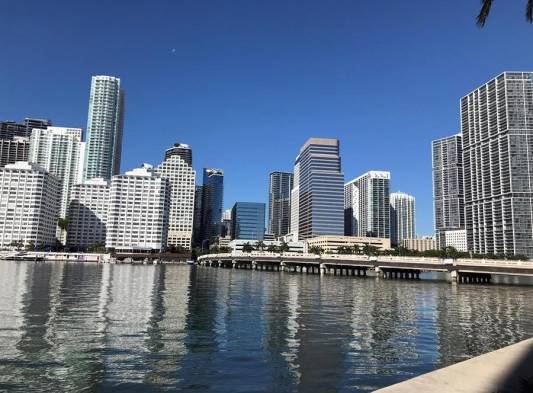 Vista de grandes edificios sobre el río Miami.