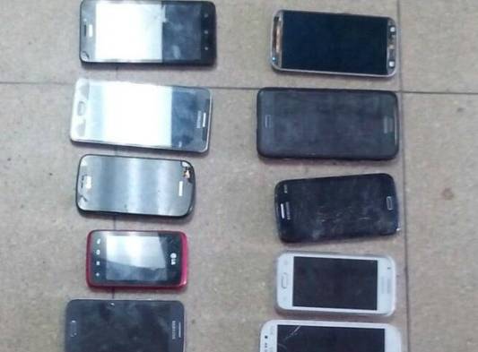 Al momento de su captura a la conductora  se le encontraron varios celulares inteligentes.