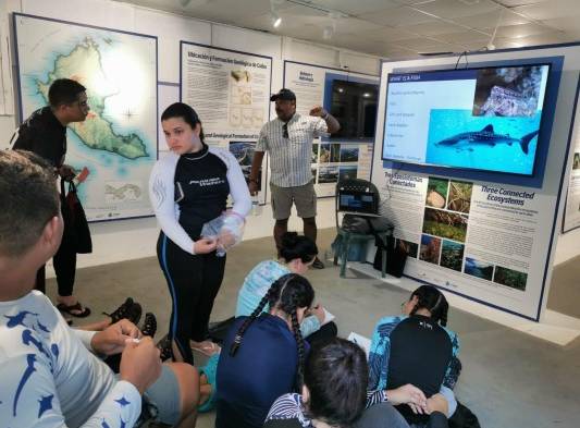 Estudiantes de varias universidades reciben capacitación en biología marina y terrestre