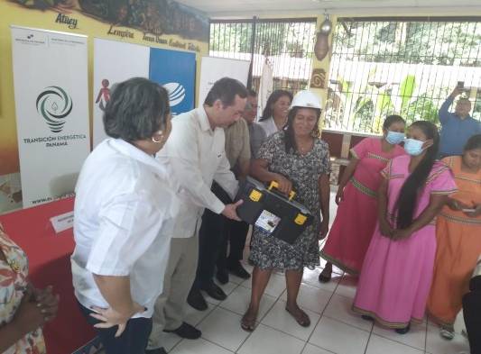 Mujeres Ngäbe Buglé inician talleres de instalación y mantenimiento de sistemas de energía 