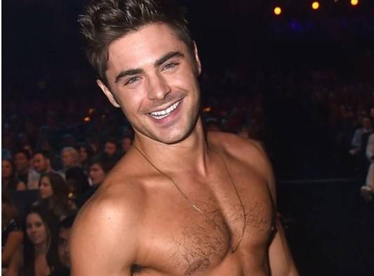 El actor se quitó la camisa en la entrega.