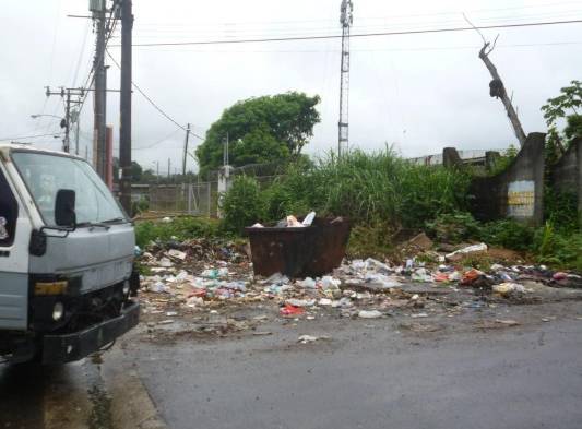 Los moradores de Sector #1 y #4 de Cabuya mantienen las entradas de las calles y veredas llenas de basura dándole mal aspecto a la vía principal del corregimiento de Tocumen.