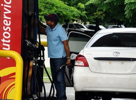 Los consumidores ya no aguantan el alto costo del combustibles en las estaciones.