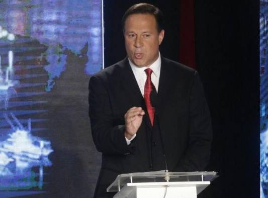 Juan Carlos Varela explica una de sus propuestas.