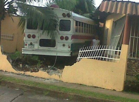 Diablo Rojo choca contra una casa en Tocumen