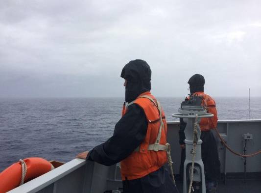 Embarcación de armada china que buscaba el avión regresa al puerto al ver que las pistas eran erróneas.