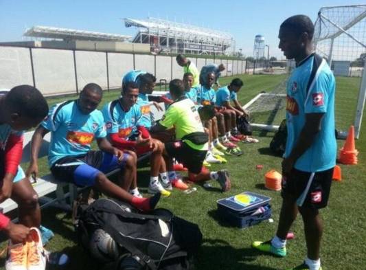 Jugadores descansan en el Toyota Park de Chicago.