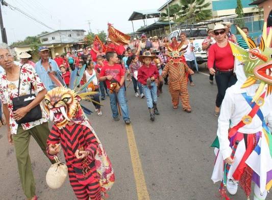 Ayer, los niños de Chitré se tomaron las calles con la actividad de los caballos de palo.