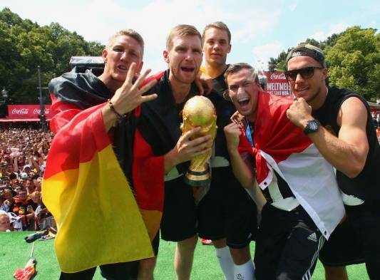 Una pieza de la Copa se desprendió en la celebración.