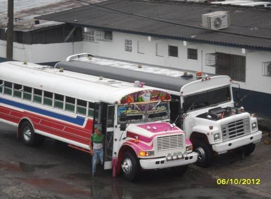Conductores de diablos rojos se parkean en medio de la carretera.