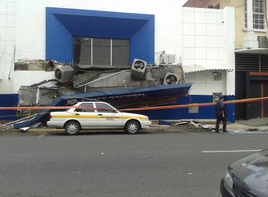 Marquesina del Banco Nacional de Panamá cae por deterioro en Colón.