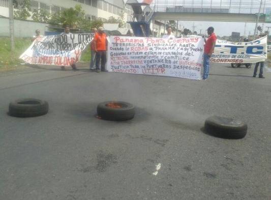 El Frente Amplio Colonense protesta en la vía Transístmica.