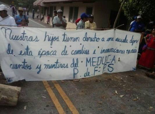 Desde el pasado domingo, mantienen cerrada la carretera hacia el distrito de San Félix.