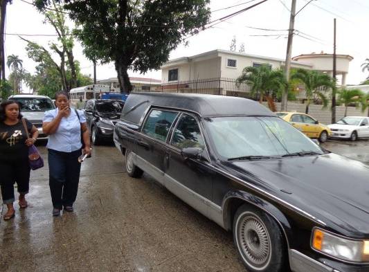 Restos de Lou llegando a la iglesia.