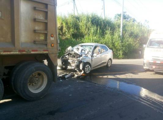 El carro se fue de frente contra un camión volquete.