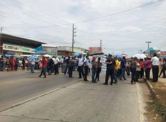 En la vía Chitré-Los Santos, los educadores cerraron la calle, ayer, por más de una hora.