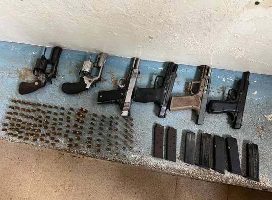 Las armas incautadas estaban enterradas en el suelo.