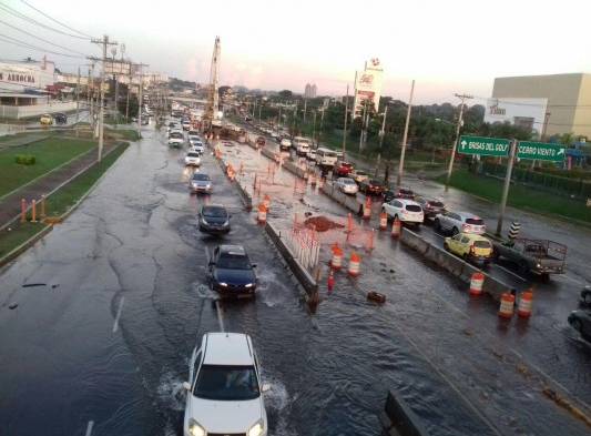 Rotura ha complicado el tránsito vehicular por la vía Domingo Díaz.