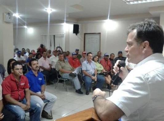 Navarro reunido con activistas del PRD.