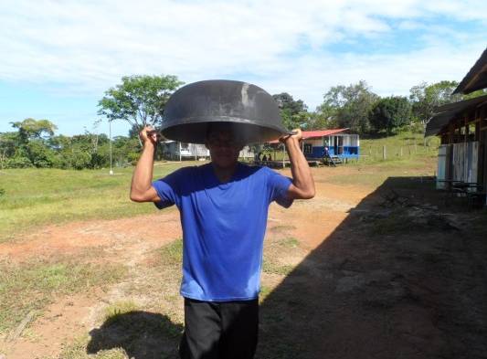 Niños enfrentan el mar por su derecho a la educación