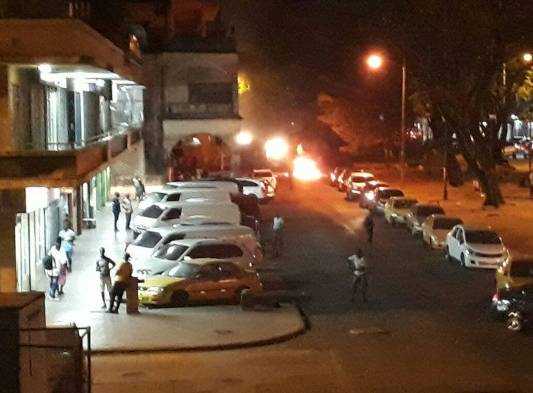 Colón amanece con incendio, cierre de calles, protestas y vandalismo