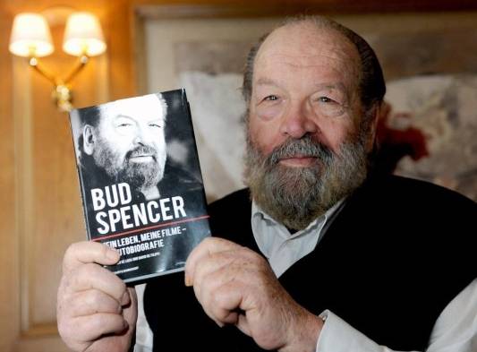 Fotografía de archivo del fechada el 13 de abril de 2011 que muestra al actor italiano Bud Spencer durante la presentación del libro autobiográfico: Mi vida, mis películas, en Berlín (Alemania).