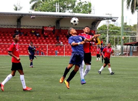 Los muchachos del Instituto Urracá de Veraguas (azul) salieron con todo.