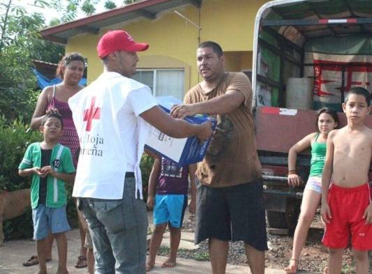 Los residentes en Chitré esperan diariamente a que llegue el carro cisterna para abastecerse de agua.