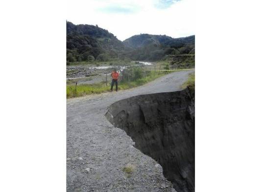 Hundimiento de un tramo del camino rural, en la finca la Florentina.