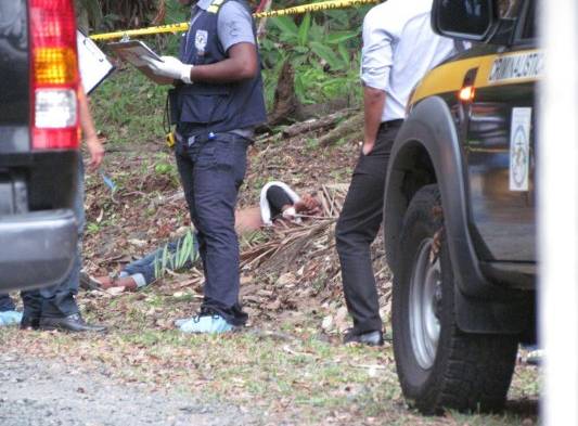 Una mujer llegó al área para identificar a la víctima. No hay detenidos por el caso.
