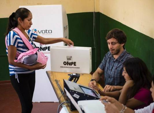 Cerca de 23 millones de peruanos de ellos casi 7 millones de jóvenes- están convocados a las urnas para elegir presidente y renovar los 130 escaños del Congreso unicameral.