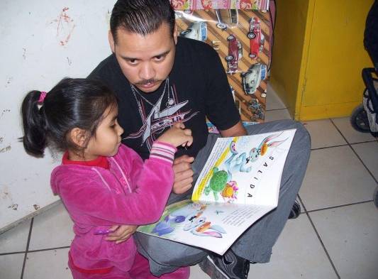 Involucre a los niños en la lectura divirtiéndose.