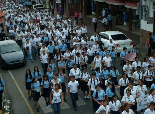 La marcha aglutinó a cientos de personas.