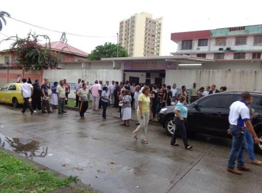Vecinos le dieron último adiós a Lou.