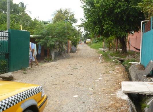 Conductores no pueden transitar por la vereda-calle.