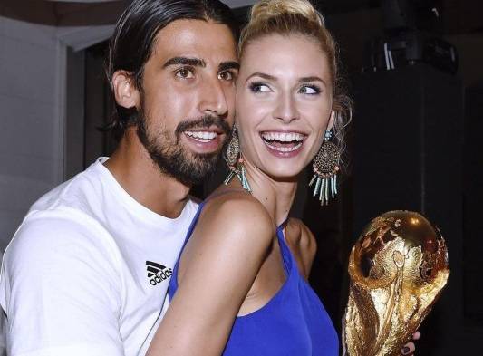 Sami Khedira abraza a la modelo Lena Gercke con la Copa del Mundo. Su novia fue una de las más hermosas.